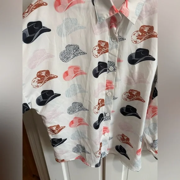 Boutique Women’s White Cowboy Hat Print Button-Down Shirt Medium - Picture 2 of 8